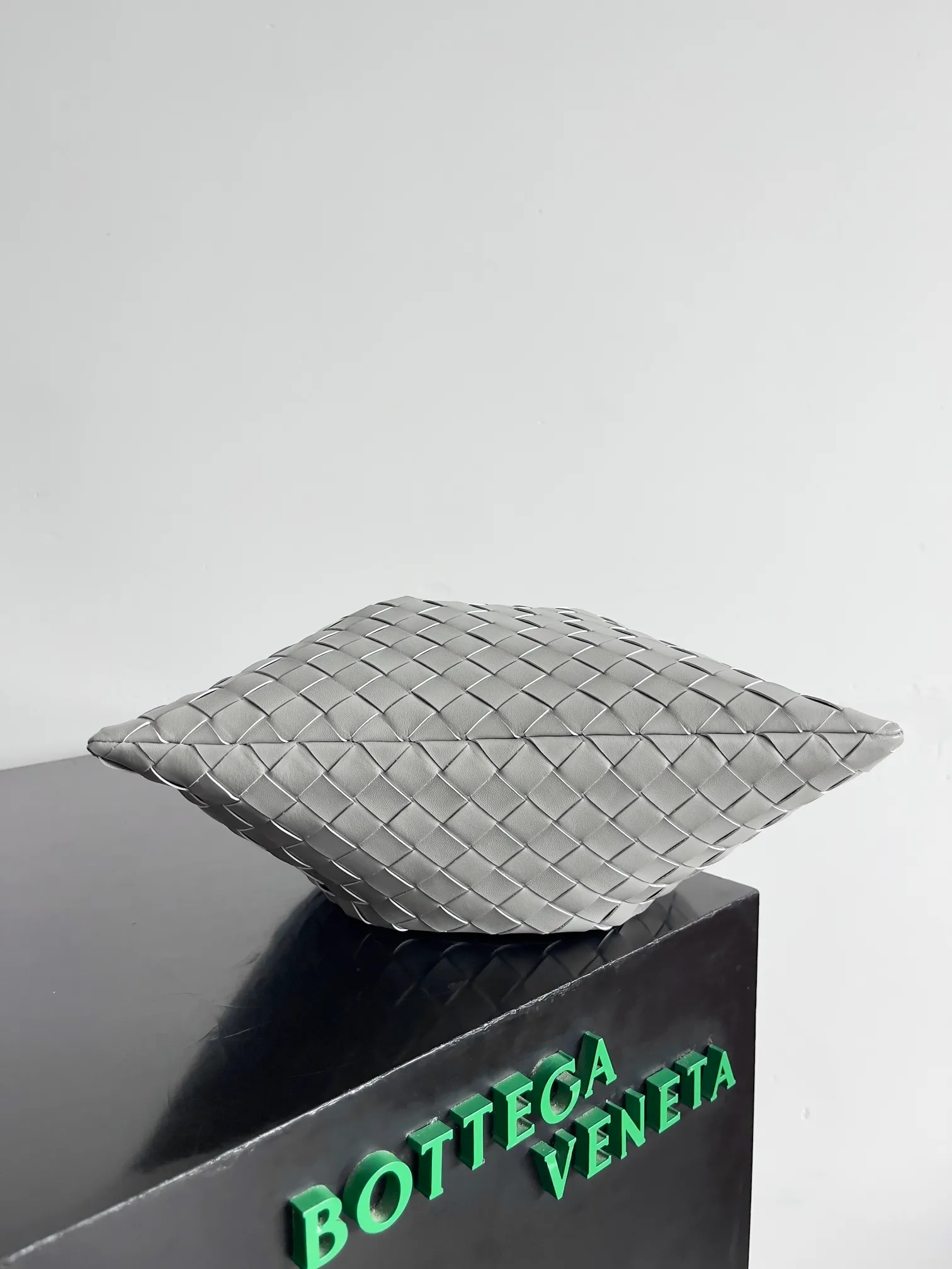 Batch 1560 Armpit bags have become a fashionable item that every girl has in their hands in recent years🛍️. The elegant and simple style has won the love of many people of different ages. However, there is an unavoidable trouble with armpit bags, that is, the capacity is too small, and BOTTEGA VENETA’s new Dustbag Considering people's travel needs, the capacity of garbage bags has been greatly upgraded. Folding umbrellas, water cups, and girls' makeup powder and lipstick can all be accommodated. It is very light and resistant to dirt. Even if you have a lot of things when traveling, it can reduce the burden to a certain extent. The shoulder straps are buckled and can be changed at will. It can be used for hand holding or as the liner of a large bag. After the drawstring is drawn, it looks like a cloud bag. It is very suitable for concave styling when traveling in summer🙋🏻‍♀️ Style number: 796728 Size: 32*23*1cm